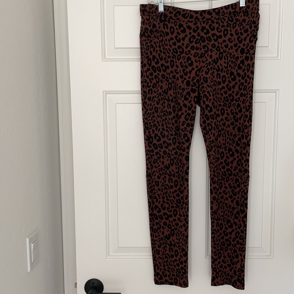 Ladies cheetah legging by Sanctuary. Size Large.